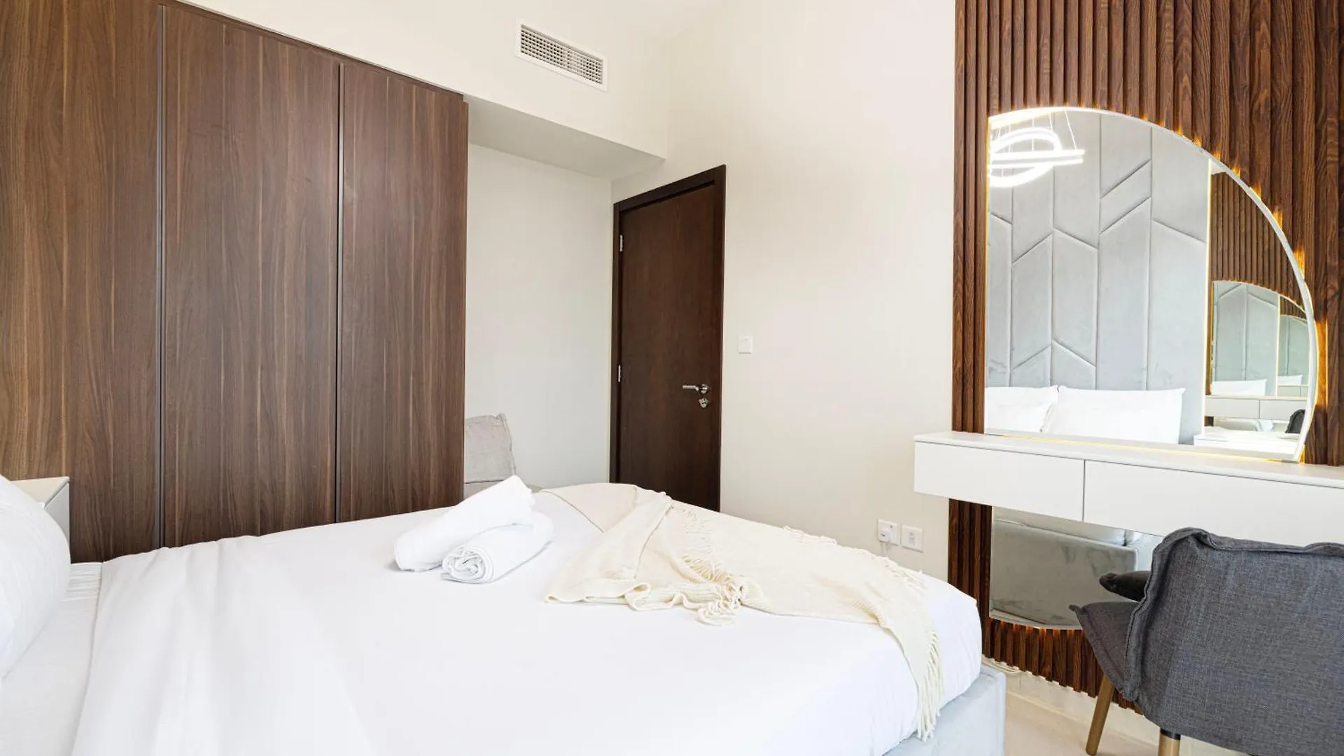 Burj Khalifa View 1 Bedroom Apartment With Balcony For Up To 4 Person Dubai